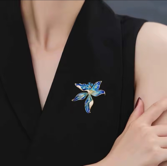 VQ Flower Brooch - Picture 3 of 6